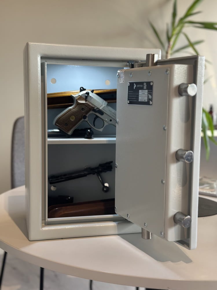 FJ-mini-fighter innsiden med pistol